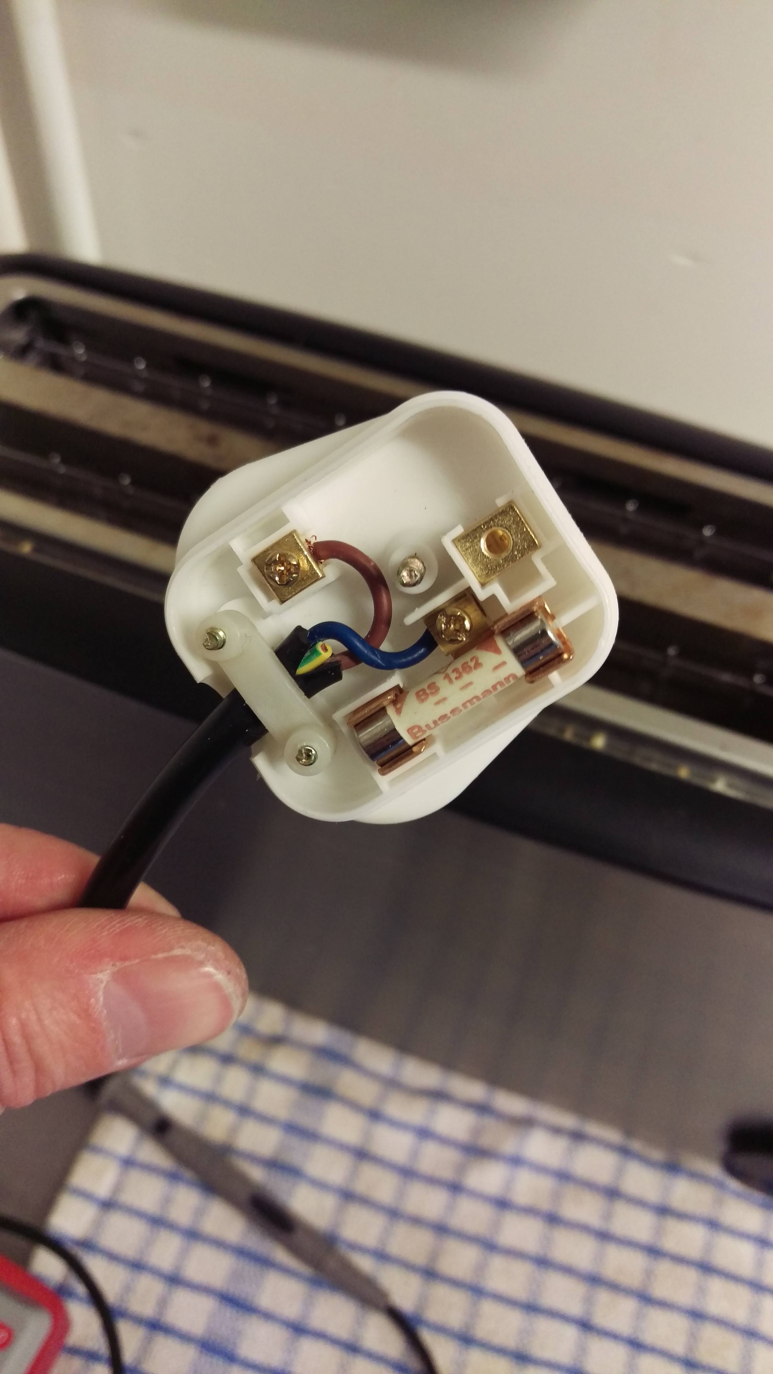 2016-02-24 15.39.55 Thats not how your wire a plug!