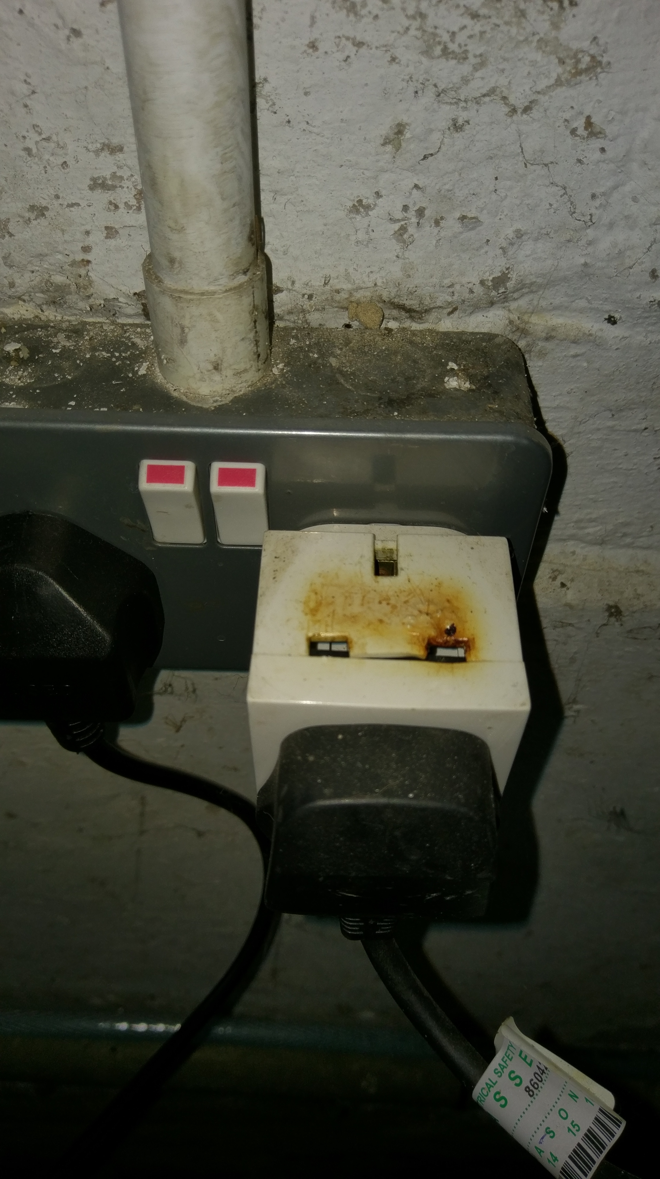 2017-05-22 16.59.43 Rather overheated adaptor. We hate them!